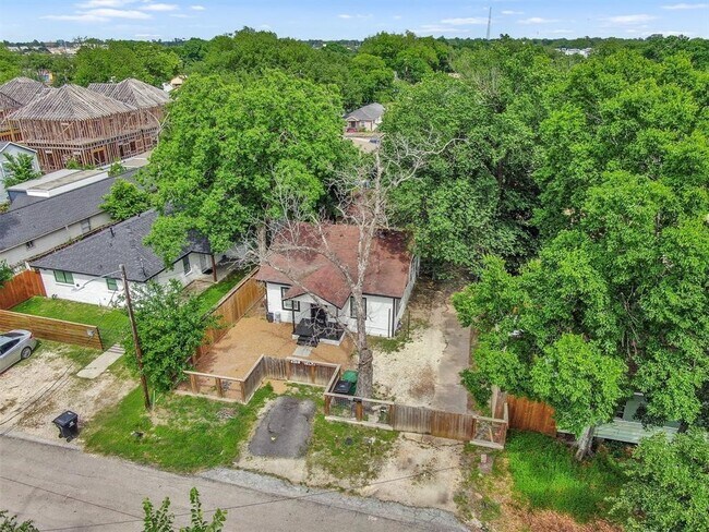 Building Photo - 4208 Delhi St