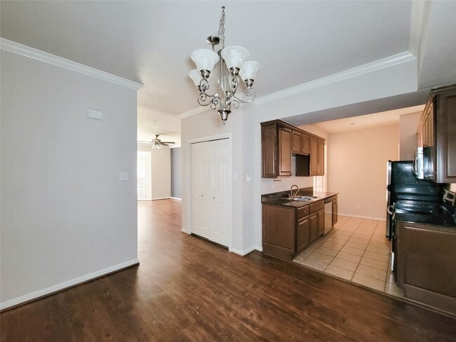 Building Photo - 2255 Braeswood Park Dr