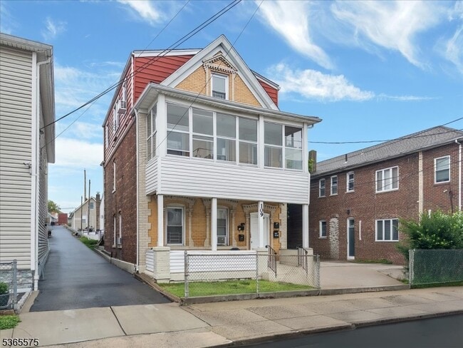 Building Photo - 109 Division Ave