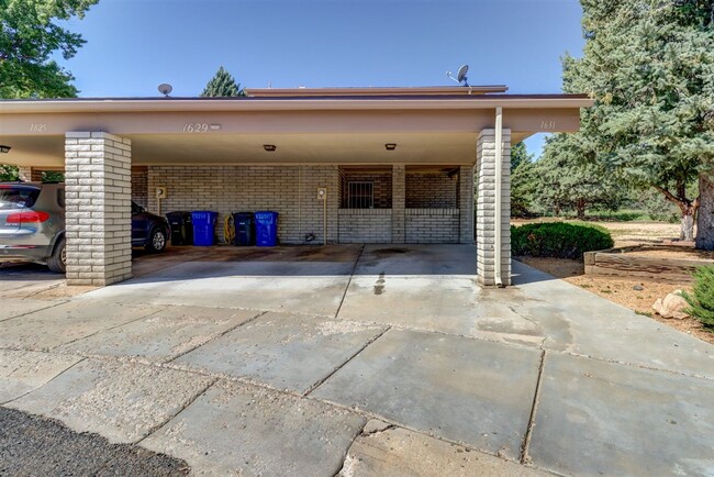 Building Photo - Townhome between Downtown and Thumb Butte!