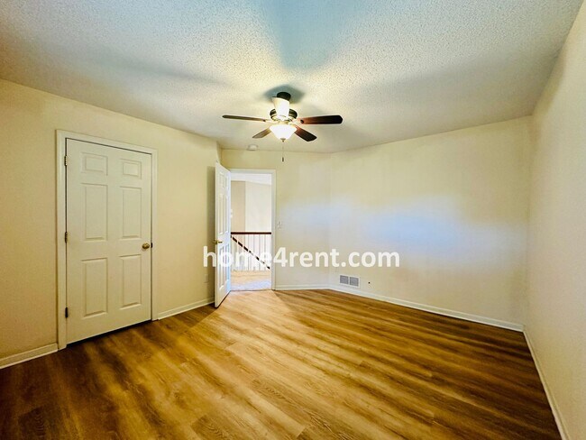 Building Photo - Beautifully Renovated Home in Olathe with a Finished Basement!