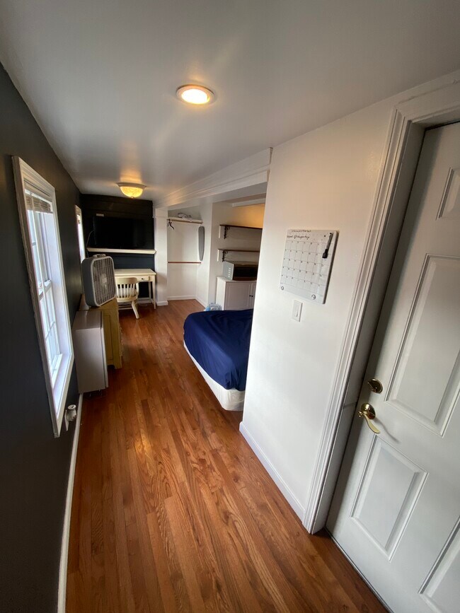 Building Photo - 68 Forest St