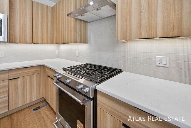 Building Photo - 830 Cherry St