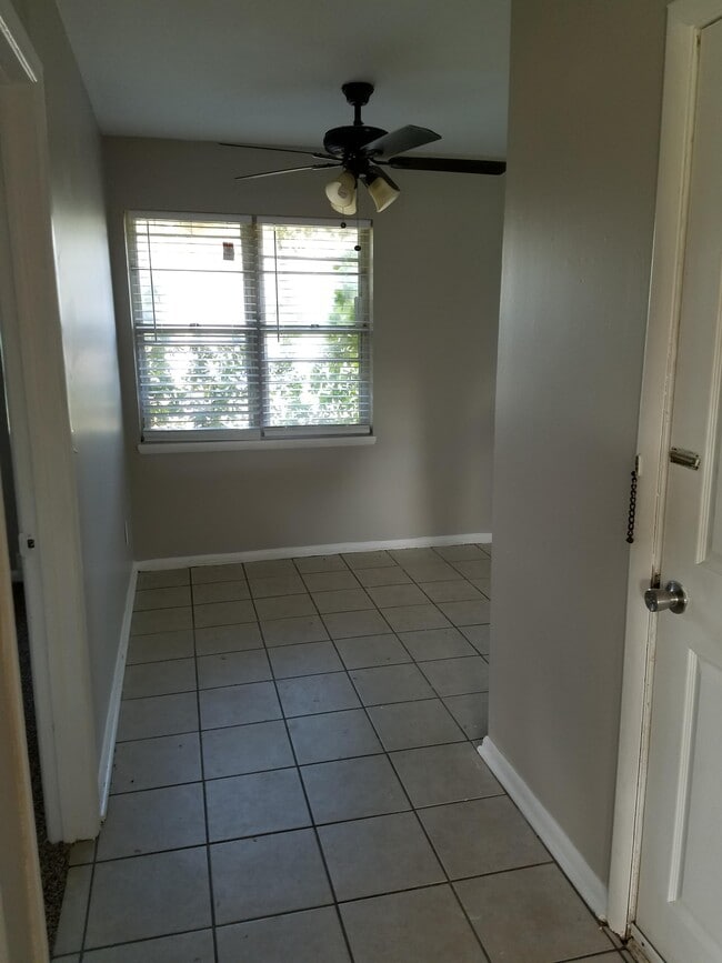 Building Photo - 2113 Henderson Dr