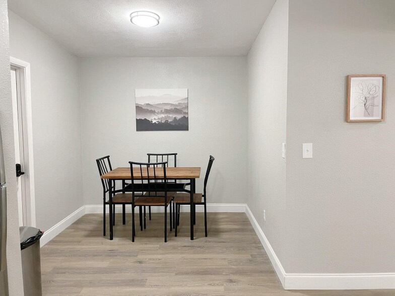 Building Photo - 321 E 4th St