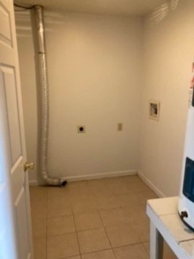 Building Photo - 3 Bedroom, Single-story Townhomes for rent...