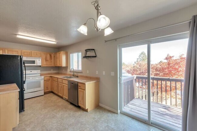 Building Photo - Stunning Saratoga Springs Townhome