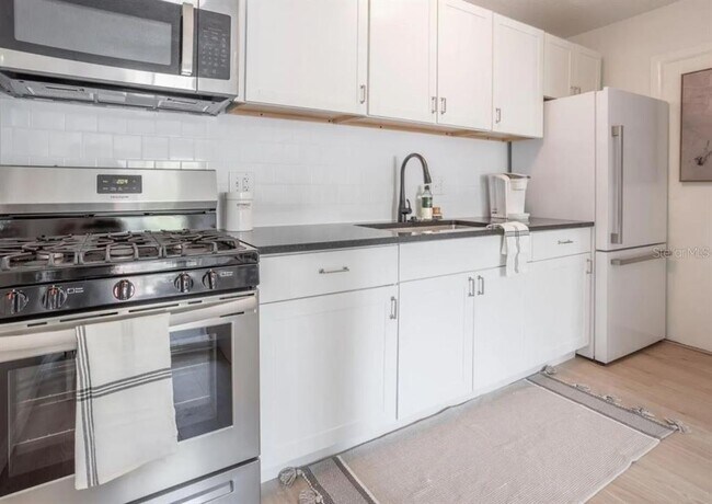 Building Photo - 1700 SW 16th Ct