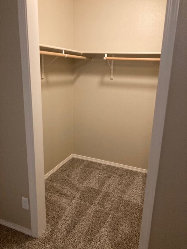 Building Photo - AB1436