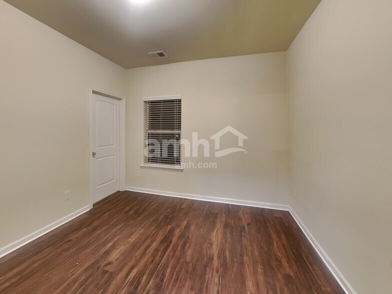 Building Photo - 985 Donington Cir SE