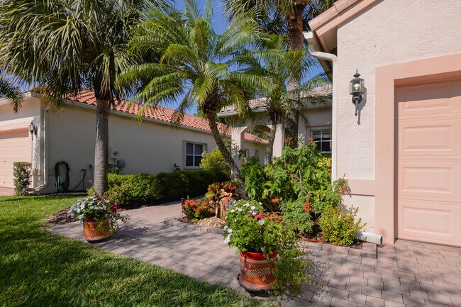 Building Photo - 329 NW Treeline Trce