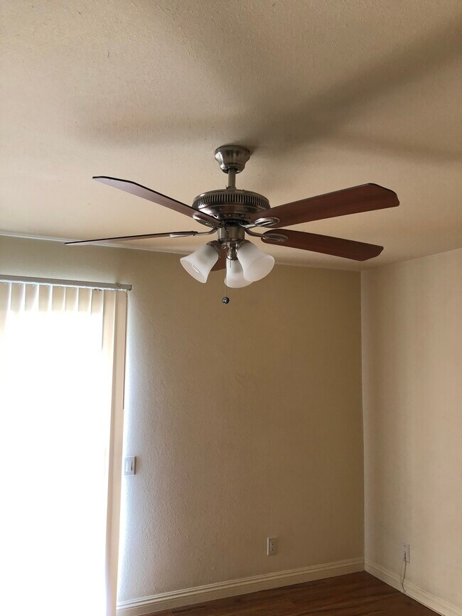 Building Photo - 32 Lakeview Cir