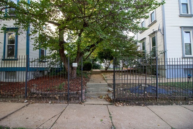 Building Photo - Large Townhome w/ garage in sought after Gate District!