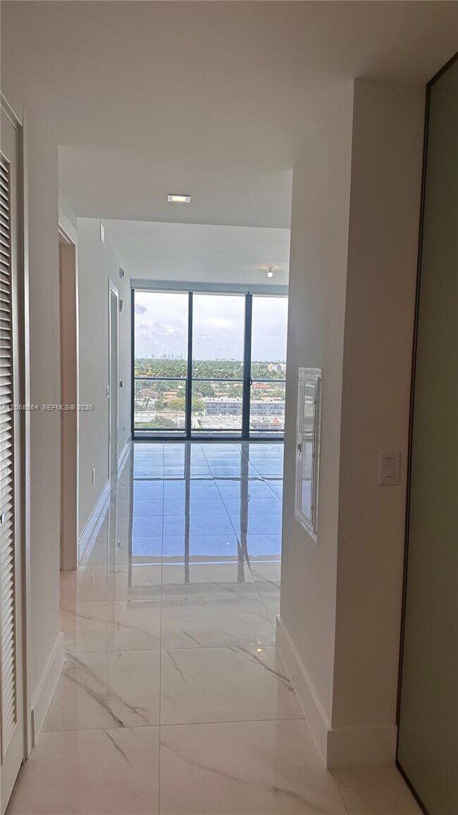 Building Photo - 1170 E Hallandale Beach Blvd
