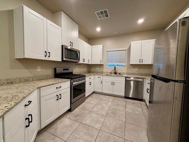 Building Photo - GATED 4 BED 2.5 BATH 2 CAR GARAGE SINGLE FAMILY HOME w/ LOFT, BEDROOM DOWNSTAIRS, NEXT TO COMMUNI...