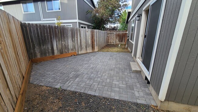 Building Photo - Quartz Ave 3plex/Ariserem-014