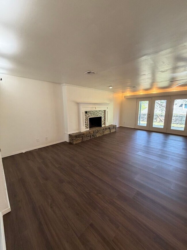 Building Photo - Spacious 4 Bed Home in Prime Claremore Location