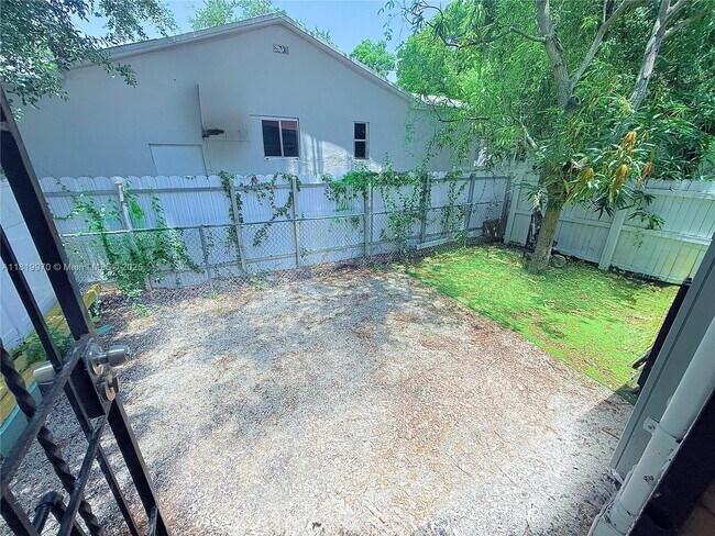 Building Photo - 6701 NE Miami Pl