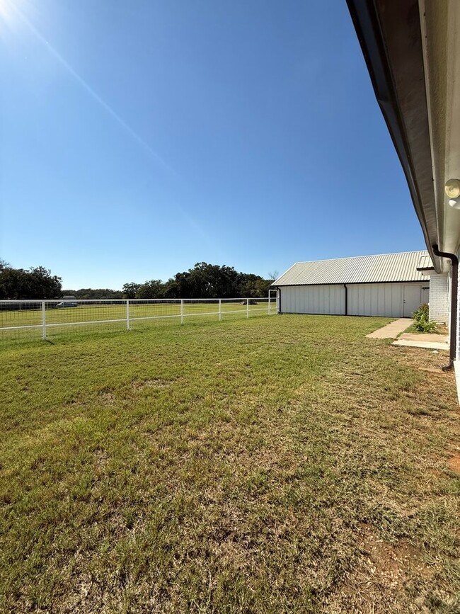 Building Photo - Beautiful modern farmhouse with 5 bedrooms...