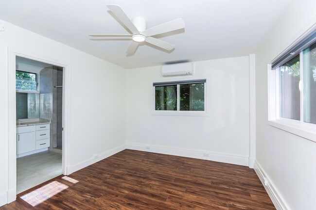 Building Photo - Kahala Avenue Beachside -  1 minute walk to beach  Recently remodeled w/fenced yard. 1 bdrm, 1 ba...