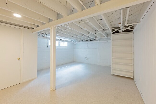 Building Photo - 4BR 3.5 BA Chevy Chase Gem is Move-in Read...