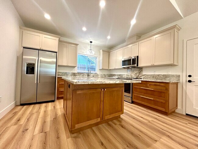 Building Photo - Beautiful 2bd/1ba 900 sq. ft. ADU in Roseville! Own private driveway! SOLAR!