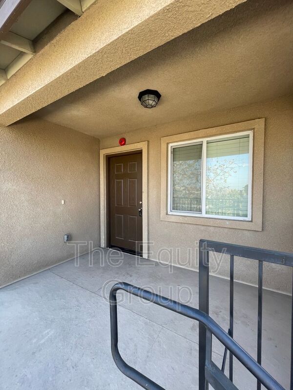 Building Photo - 2218 W Lark Ave