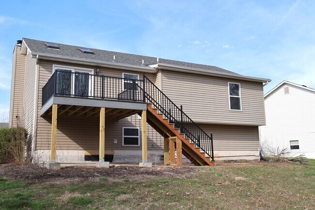 Building Photo - Beautiful 3 Bed 2.5 Bath w/2 Car Oversized Garage