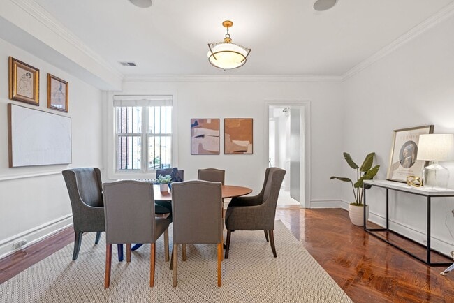 Building Photo - Gorgeous, Spacious 4BR with Updated Kitche...