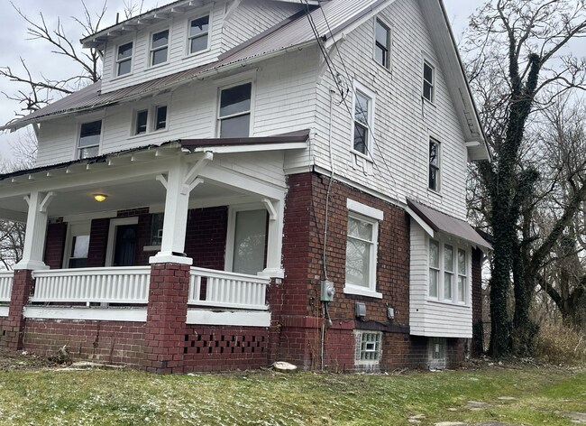 Building Photo - 399 W Warren Ave