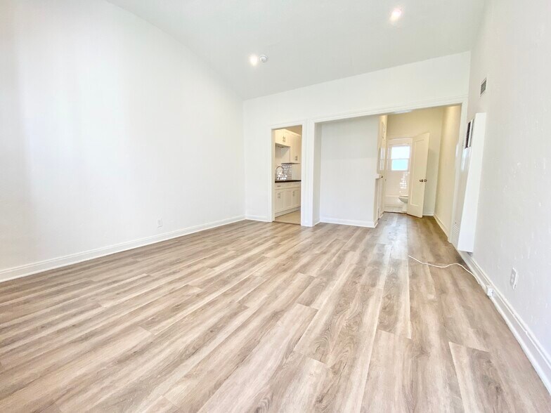 Building Photo - 832 N Alta Vista Blvd