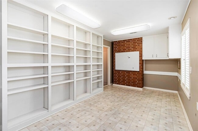 Building Photo - 730 N Sarah Jo St