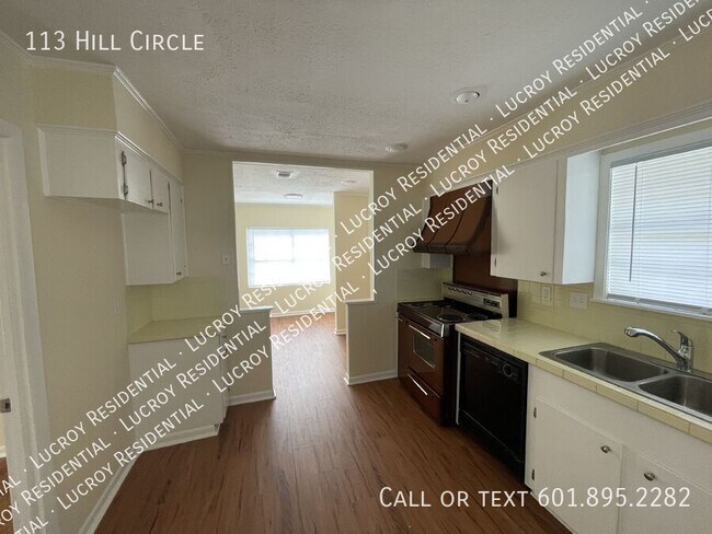 Building Photo - 113 Hill Cir