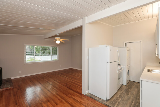 Kitchen & living room - 3321 Alma St