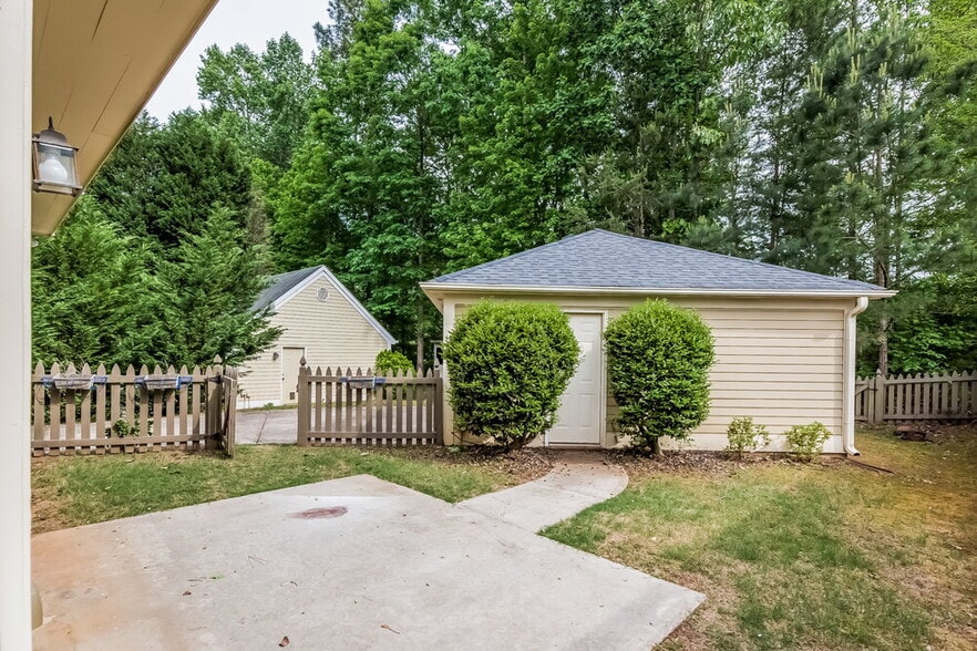 Building Photo - 332 Pinehurst Way
