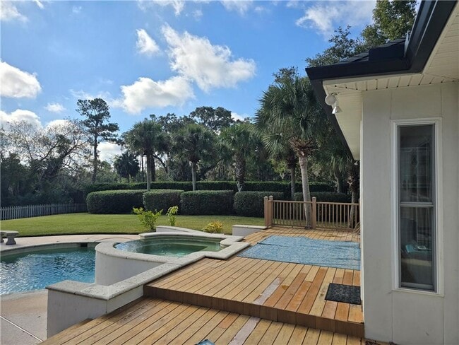 Building Photo - 205 Sutherland Dr