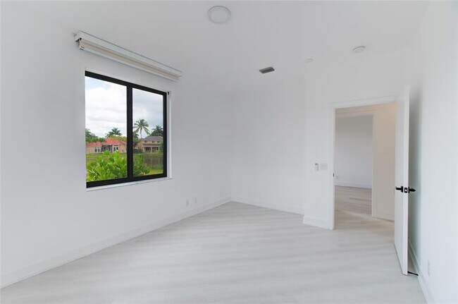 Building Photo - 2550 Jardin Terrace