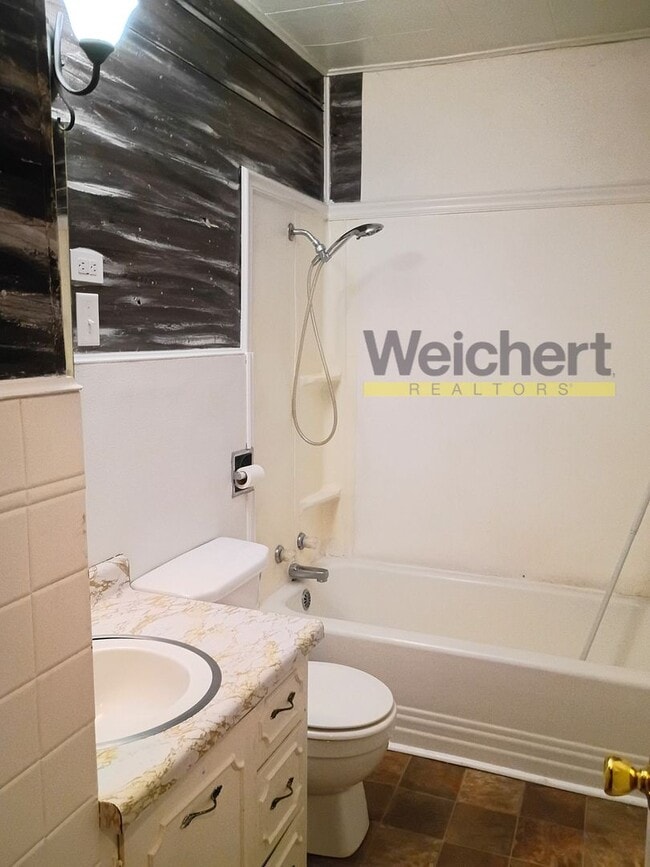 Building Photo - Charming 2BR/1BA Home with Spacious Backyard