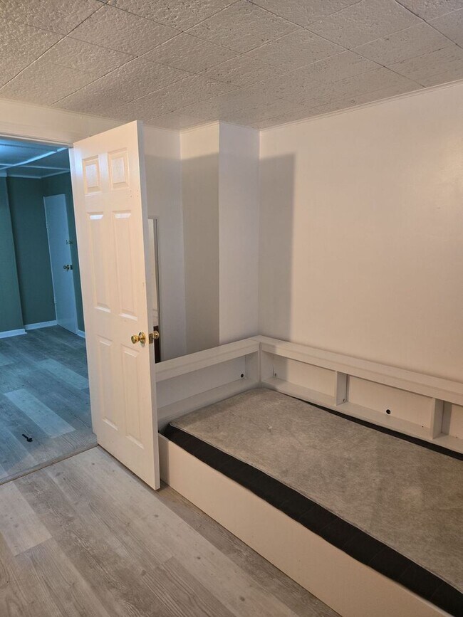 Building Photo - 4-5 Bedroom, 2 Bathroom 2-Story Detached H...