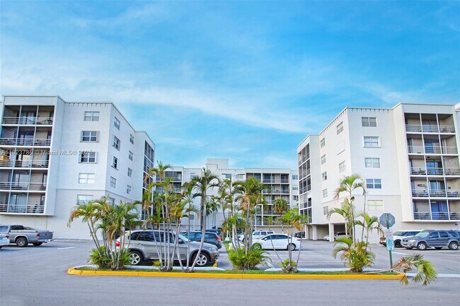 Building Photo - 2821 N Miami Beach Blvd