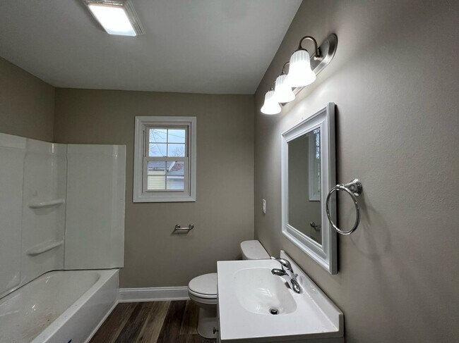 Building Photo - 3 Bedroom 1 Bathroom Home Located In Green...