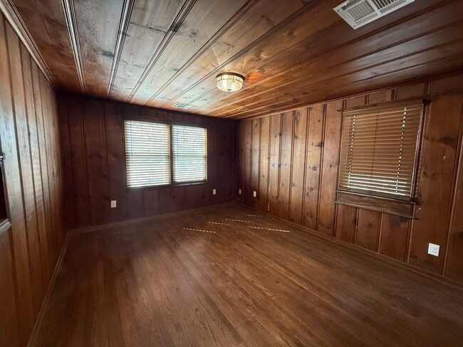 Building Photo - 1802 W 6th Ave