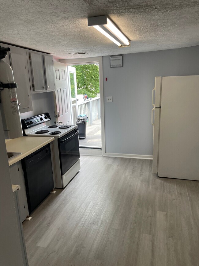 Building Photo - 127 Montmullin St