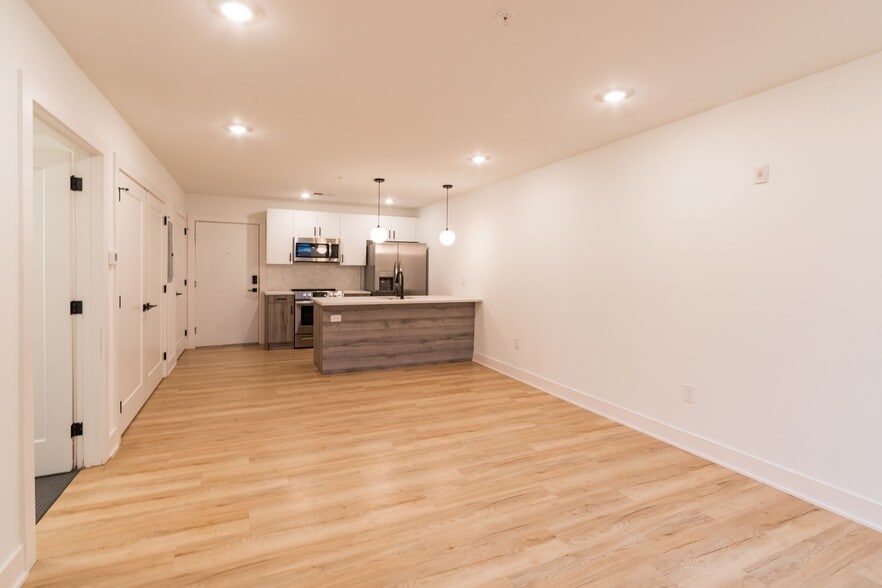 Building Photo - 629 W Girard Ave