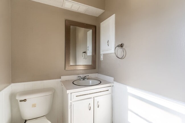 Building Photo - Cute 4 bedroom House