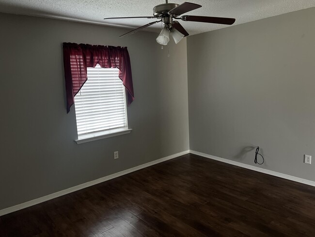 Building Photo - 1705 Deatsville Hwy