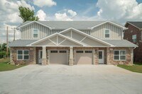 Building Photo - Brand New 2-Bed/3-Bath Townhouse in Joplin...