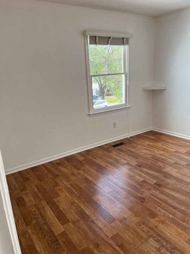 Master bedroom - 103 Birdwood Ct