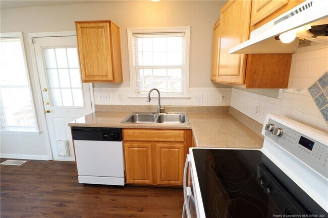 Building Photo - 2324 Maybrook Dr