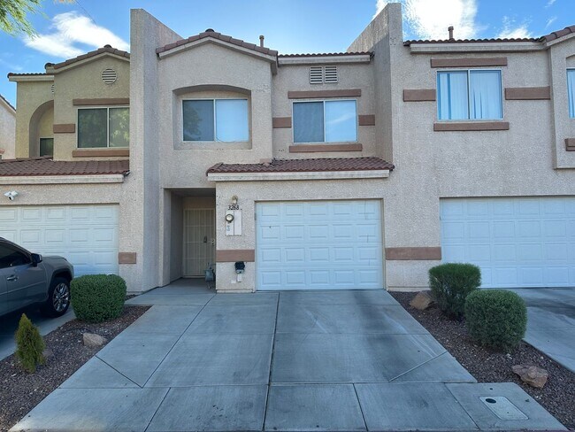 Primary Photo - 3 Bedroom Townhouse!! in Gated Community!!...